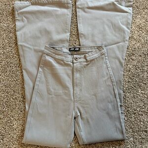 NWOT JCJQ BOUTIQUES Light Gray FLARES Pants STRETCH MEDIUM